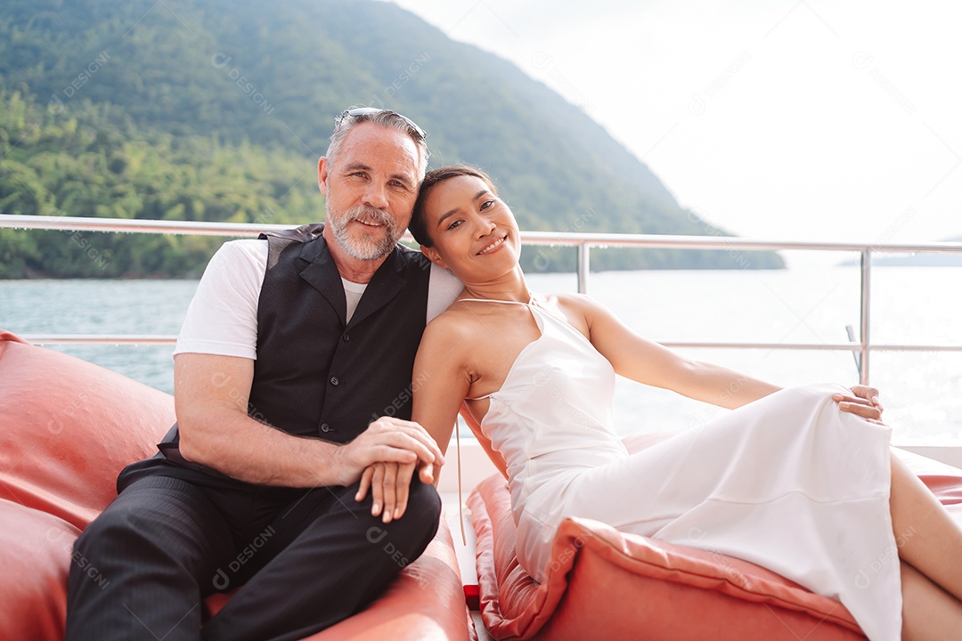 Casal sênior feliz e apaixonado no iate flutuando no mar