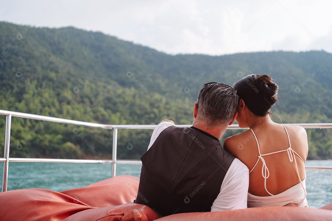 Casal sênior feliz e apaixonado no iate flutuando no mar