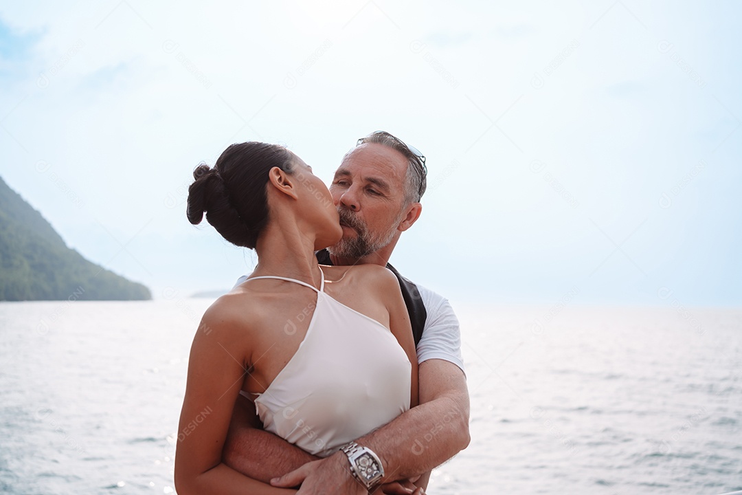 Casal sênior feliz e apaixonado no iate flutuando no mar