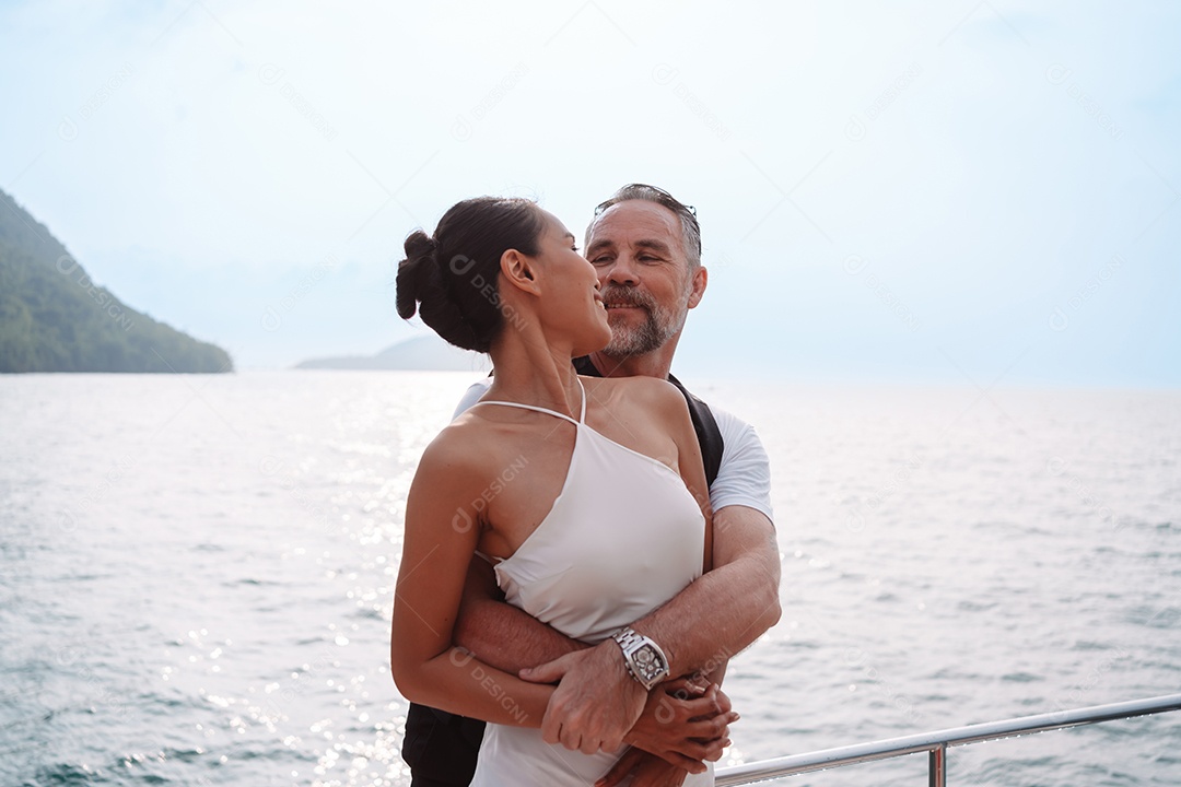 Casal sênior feliz e apaixonado no iate flutuando no mar