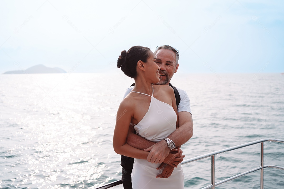 Casal sênior feliz e apaixonado no iate flutuando no mar