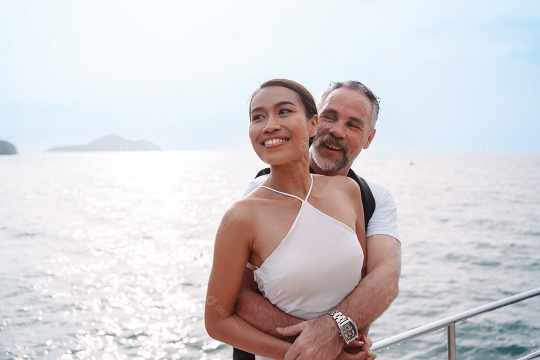 Casal sênior feliz e apaixonado no iate flutuando no mar