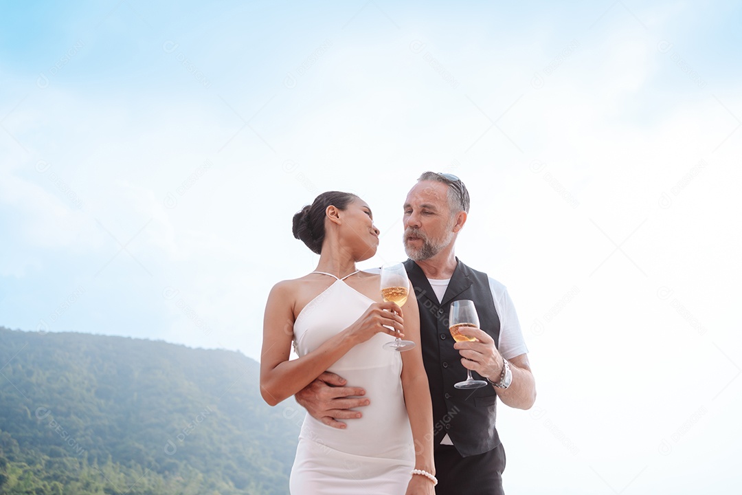Casal sênior feliz e apaixonado no iate flutuando no mar