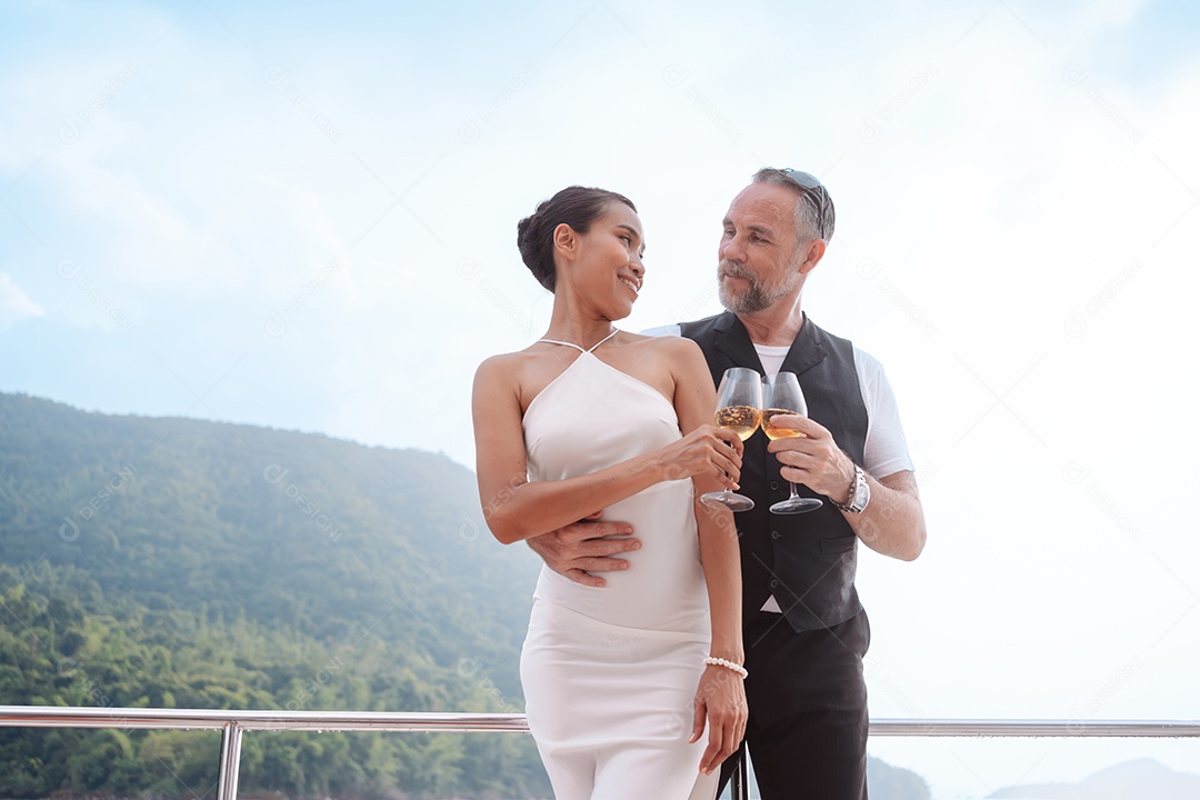 Casal sênior feliz e apaixonado no iate flutuando no mar
