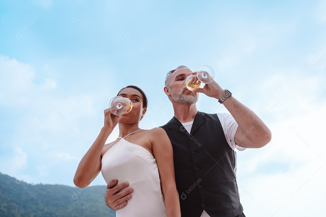 Casal sênior feliz e apaixonado no iate flutuando no mar