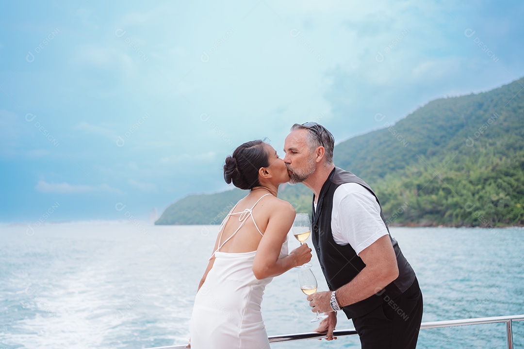 Casal sênior feliz e apaixonado no iate flutuando no mar