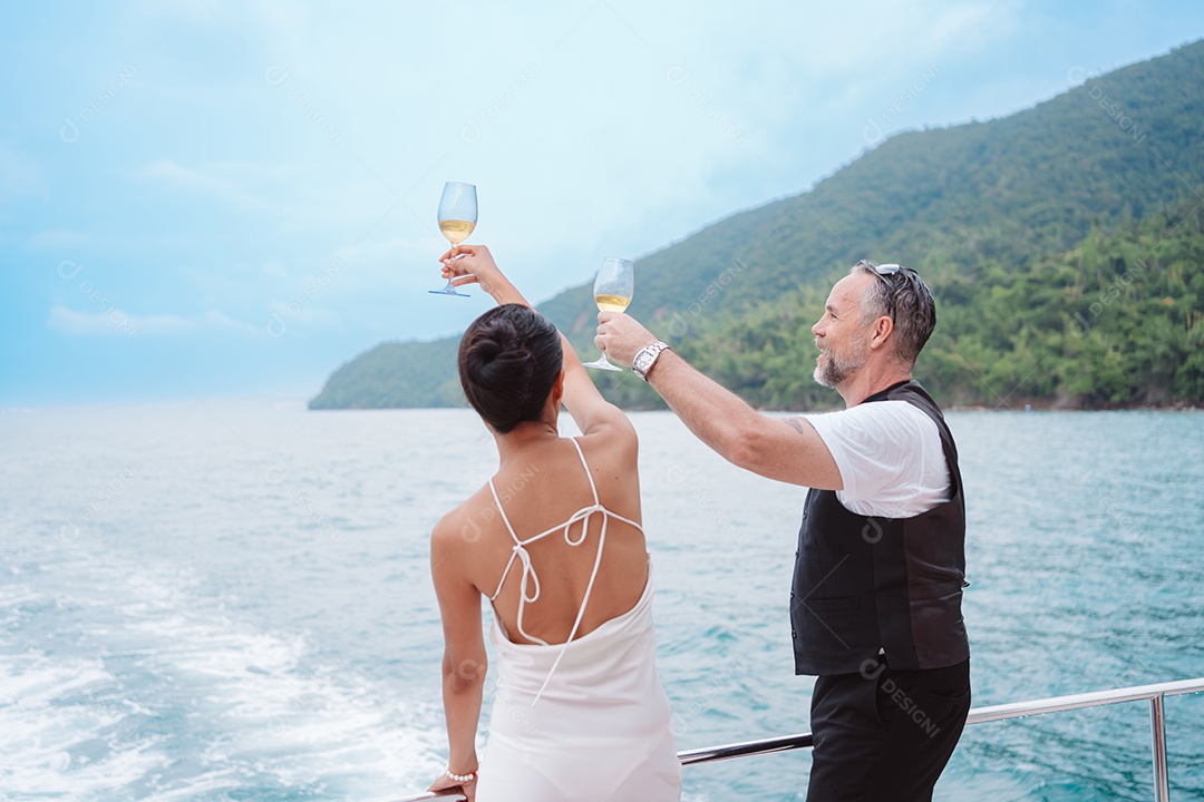 Casal sênior feliz e apaixonado no iate flutuando no mar