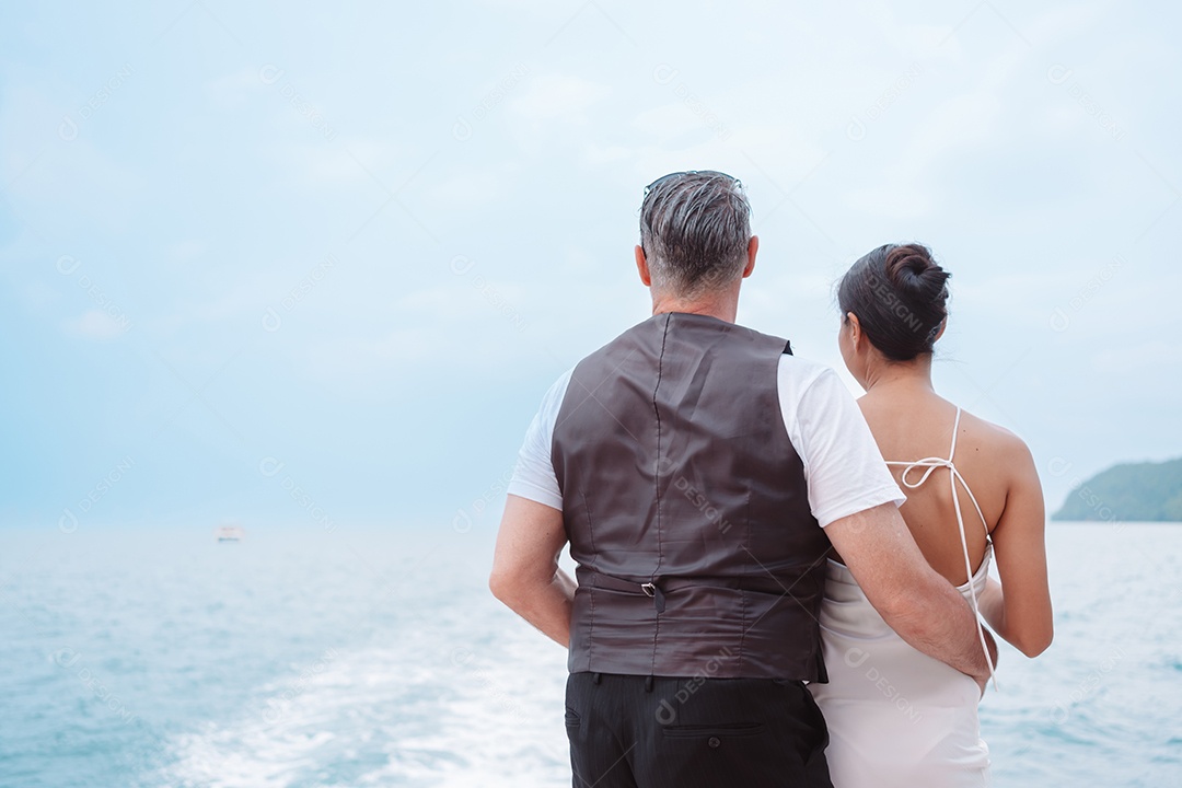 Casal sênior feliz e apaixonado no iate flutuando no mar
