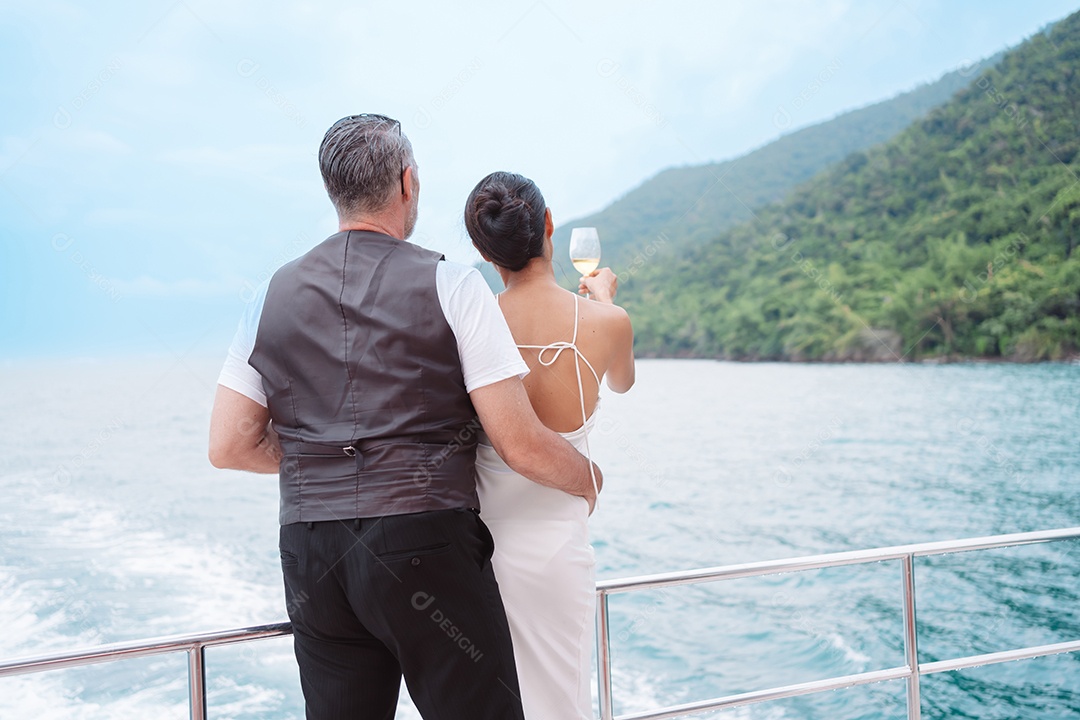 Casal sênior feliz e apaixonado no iate flutuando no mar
