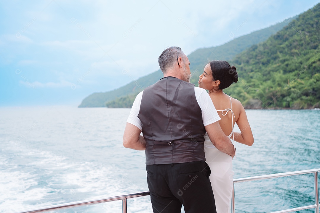 Casal sênior feliz e apaixonado no iate flutuando no mar