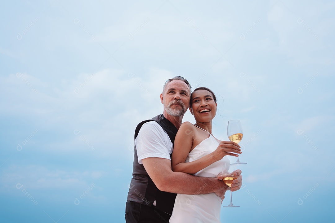 Casal sênior feliz e apaixonado no iate flutuando no mar