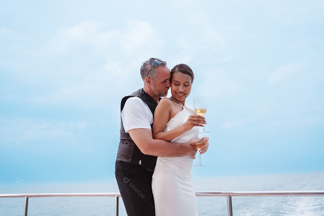 Casal sênior feliz e apaixonado no iate flutuando no mar