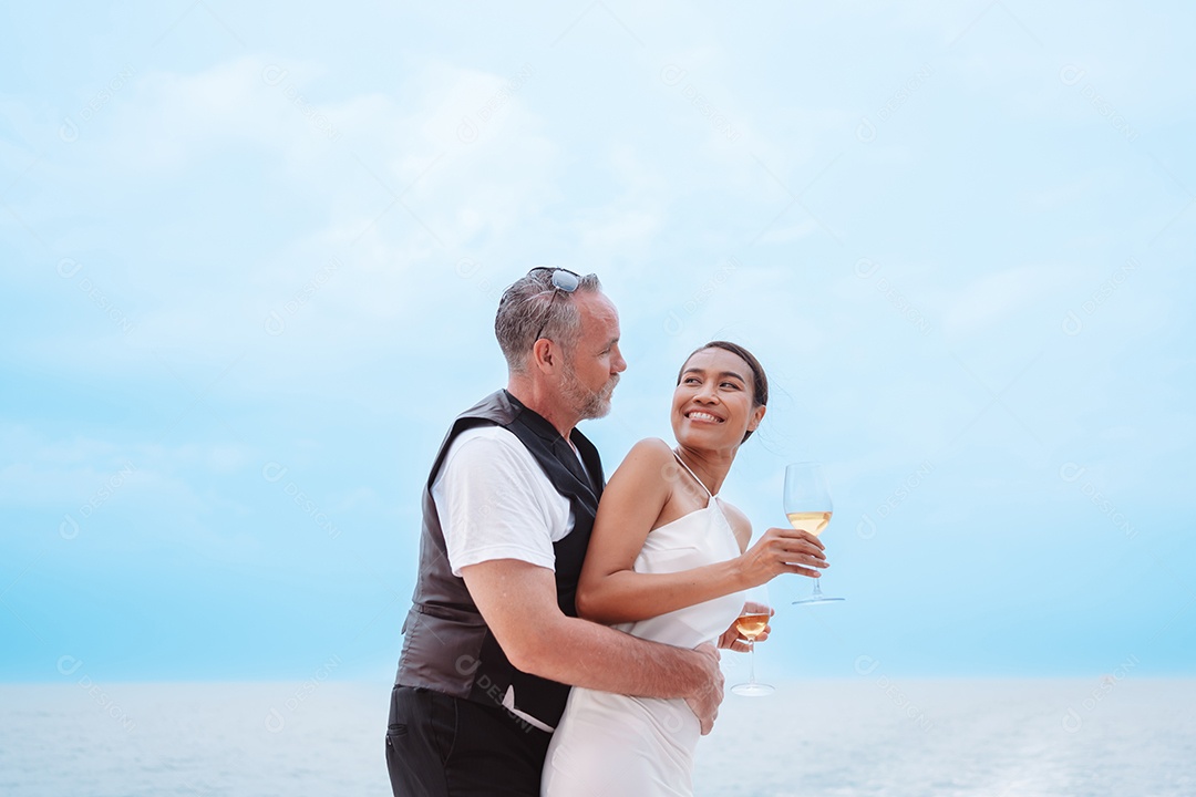 Casal sênior feliz e apaixonado no iate flutuando no mar