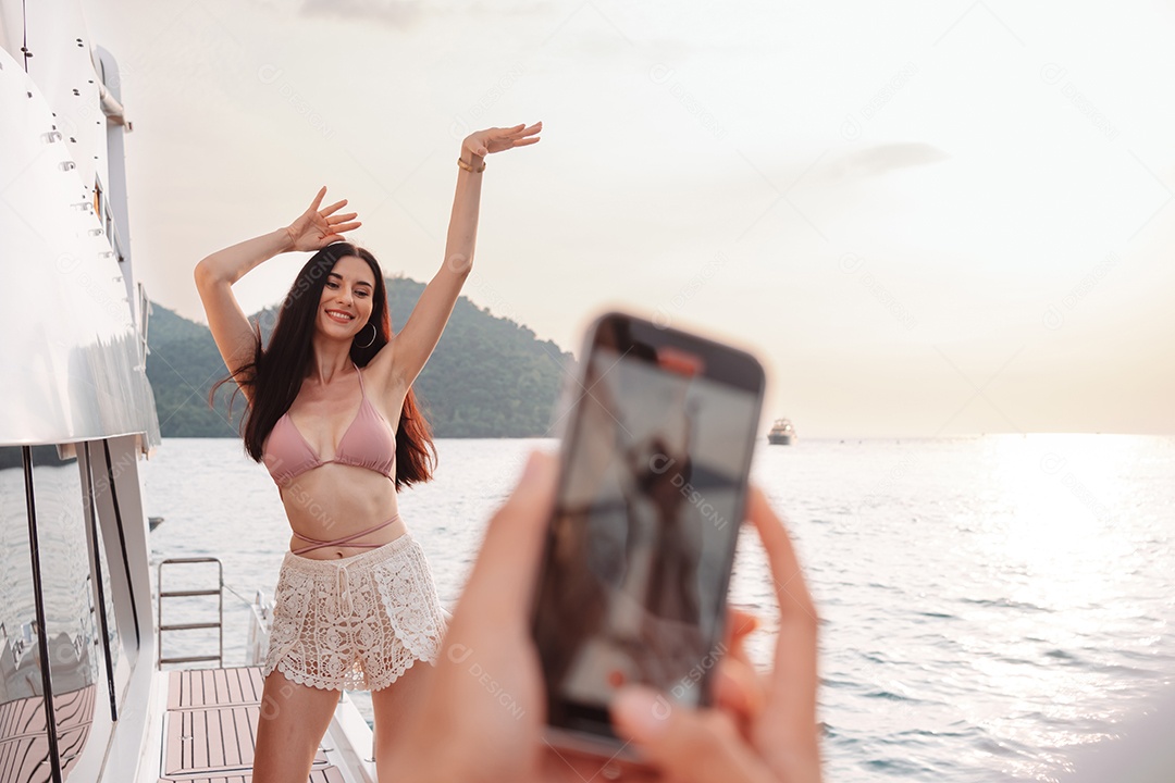 Duas belas amigas no iate de luxo. Se divertindo juntos e aproveitando o sol