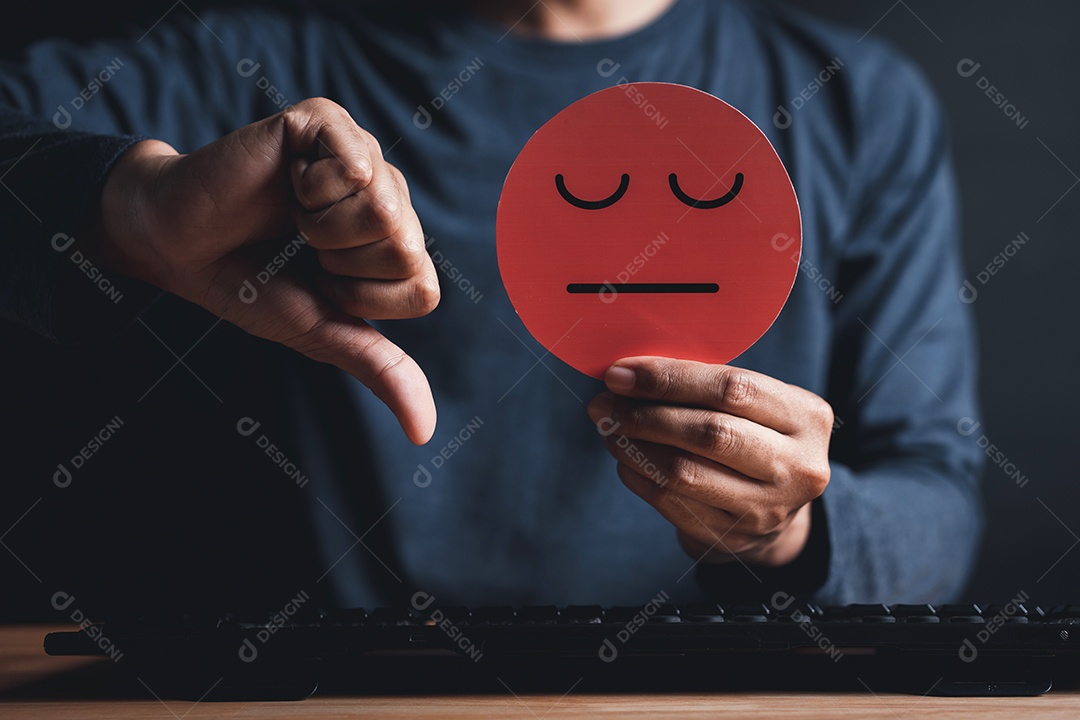 Mãos de homem segurando papel de rosto zangado ou triste, avaliação de feedback, avaliação do cliente