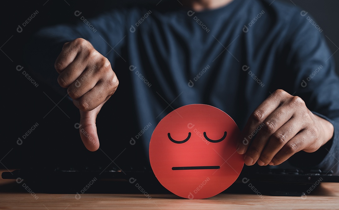 Mãos de homem segurando papel de rosto zangado ou triste, avaliação de feedback, avaliação do cliente