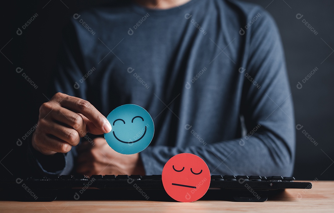 Corte de papel de rosto sorridente feliz selecionado à mão, boa classificação de feedback e avaliação positiva do cliente