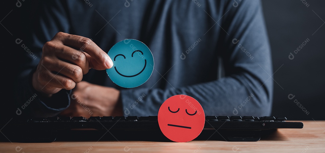 Corte de papel de rosto sorridente feliz selecionado à mão, boa classificação de feedback e avaliação positiva do cliente