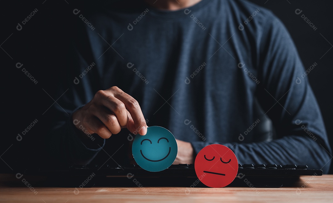 Corte de papel de rosto sorridente feliz selecionado à mão, boa classificação de feedback e avaliação positiva do cliente