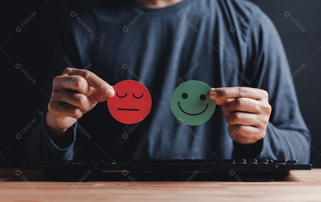 Corte de papel de rosto sorridente feliz selecionado à mão, boa classificação de feedback e avaliação positiva do cliente