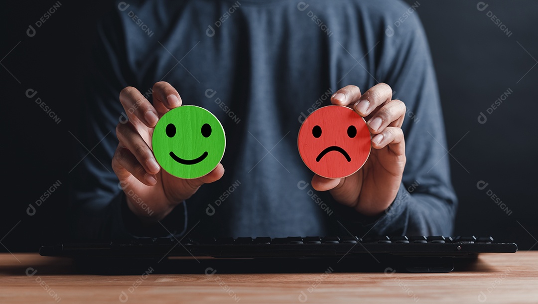 Mãos de homem segurando rosto triste escondido ou atrás de rosto sorridente feliz