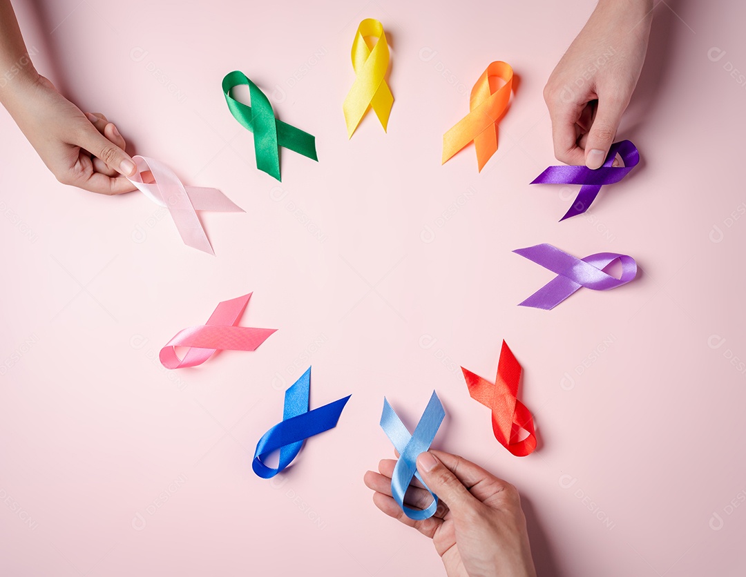 Fitas multicoloridas em fundo rosa, conscientização do câncer, dia mundial do câncer