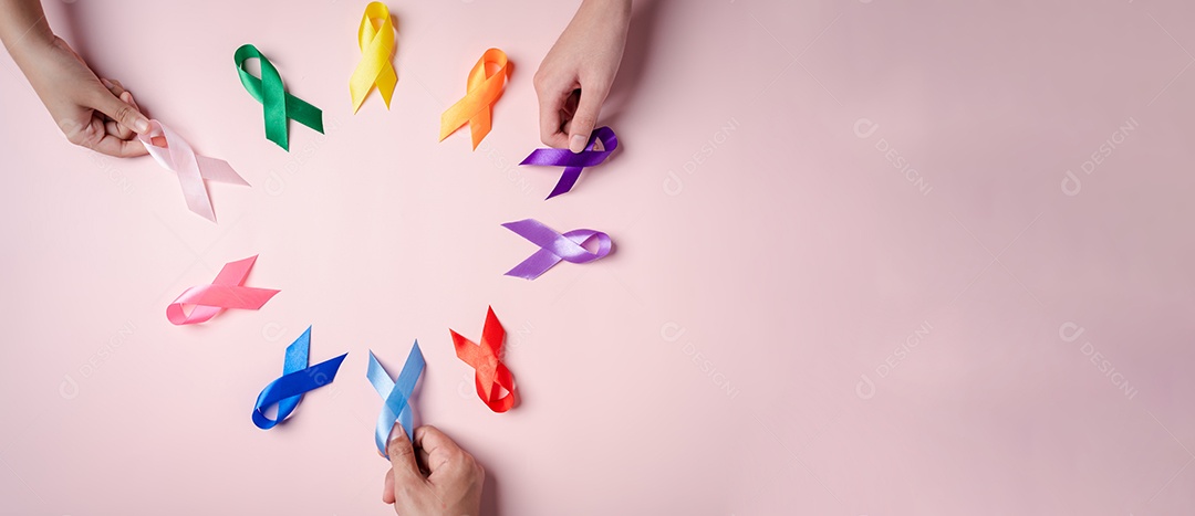 Fitas multicoloridas em fundo rosa, conscientização do câncer, dia mundial do câncer