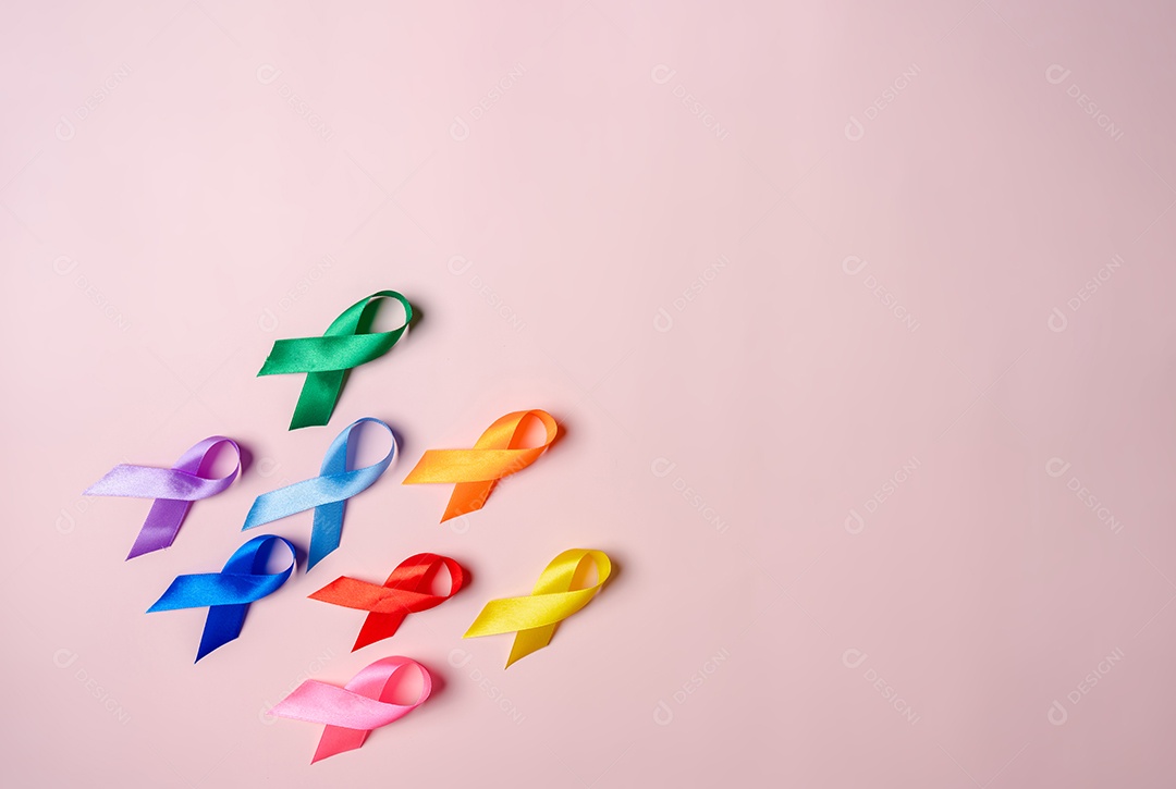 Fitas multicoloridas em fundo rosa, conscientização do câncer, dia mundial do câncer