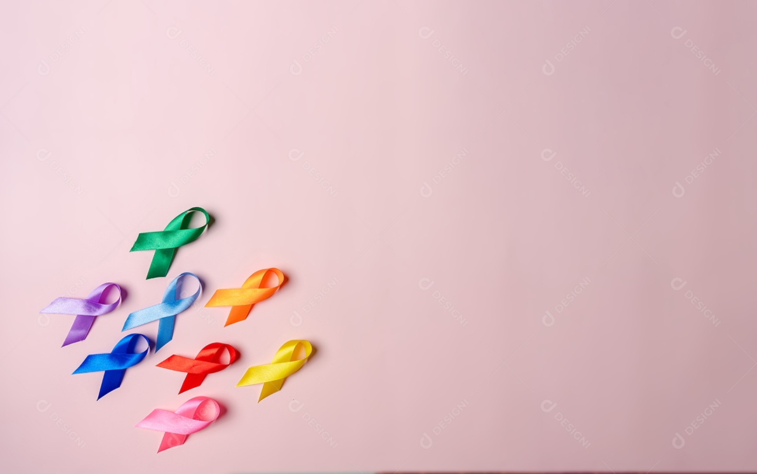 Fitas multicoloridas em fundo rosa, conscientização do câncer, dia mundial do câncer