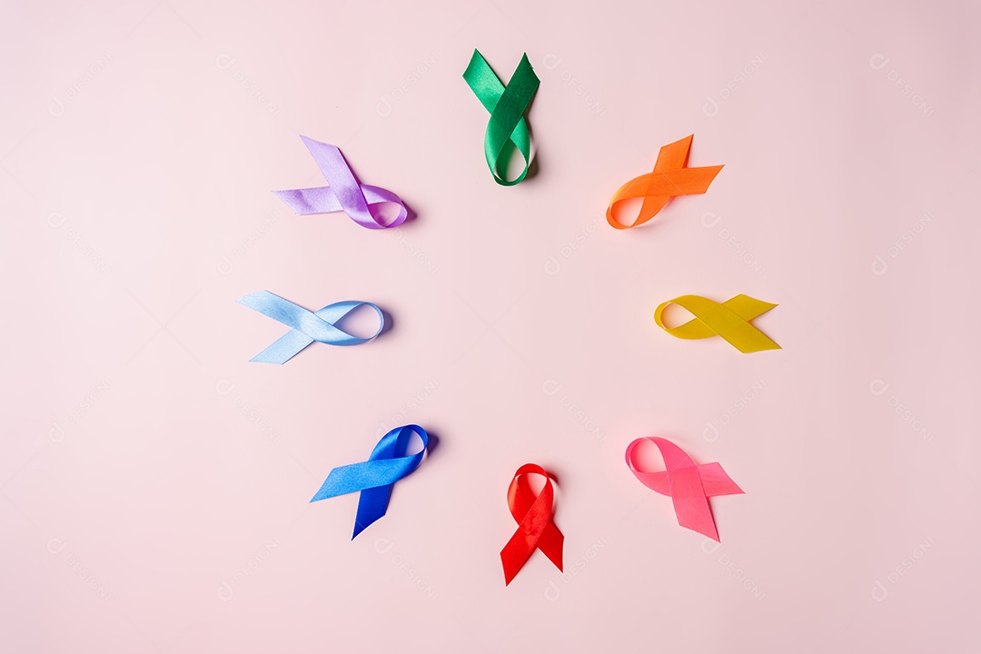 Fitas multicoloridas em fundo rosa, conscientização do câncer, dia mundial do câncer