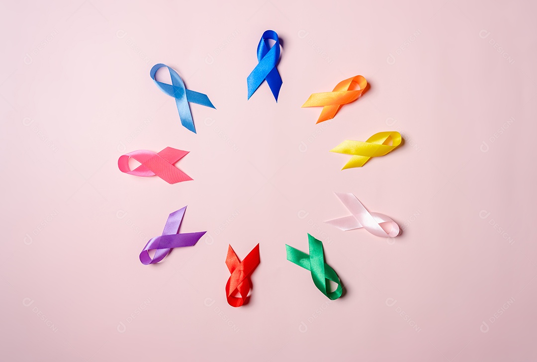 Fitas multicoloridas em fundo rosa, conscientização do câncer, dia mundial do câncer