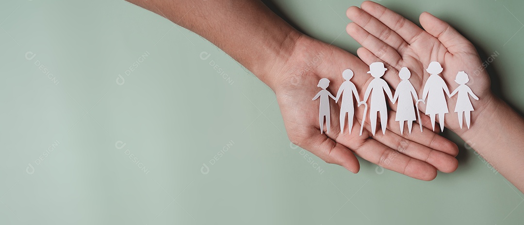 Família de papel cortada mostrando nas mãos