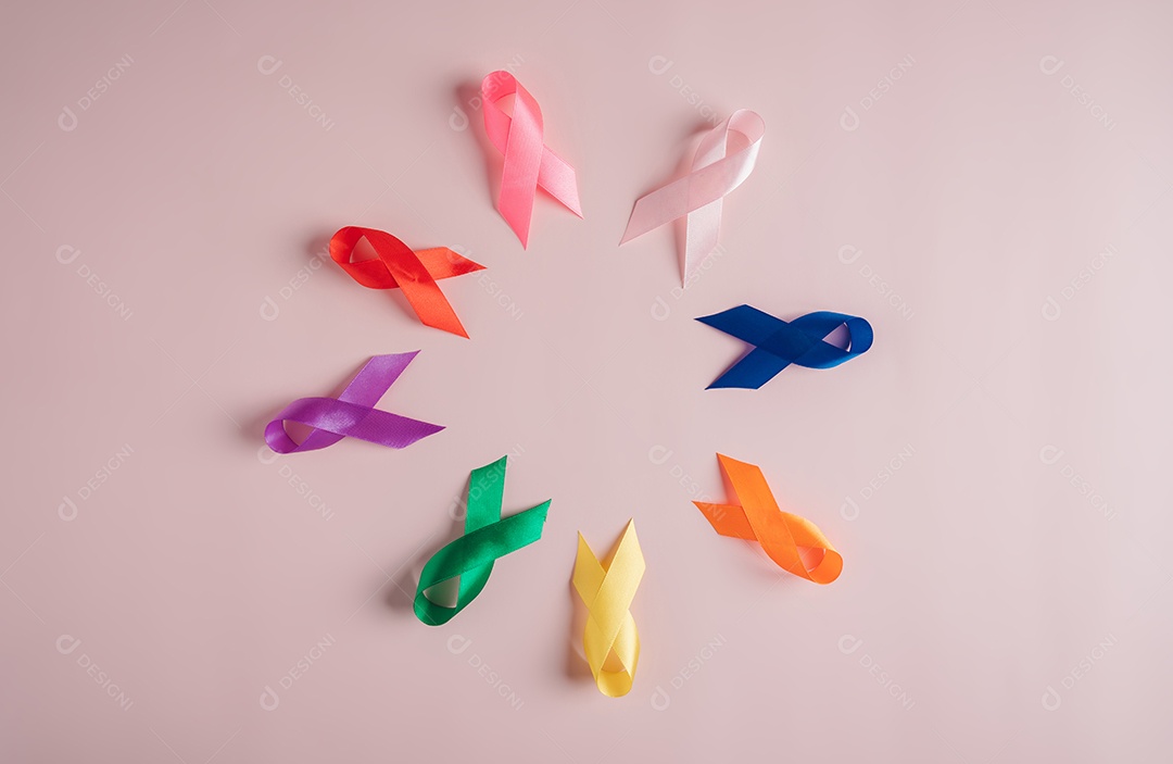 Fitas multicoloridas em fundo rosa, conscientização do câncer, dia mundial do câncer