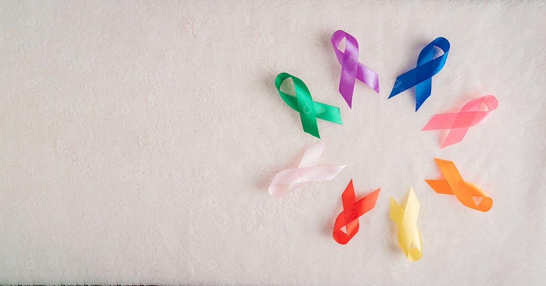 Fitas multicoloridas em fundo rosa, conscientização do câncer, dia mundial do câncer