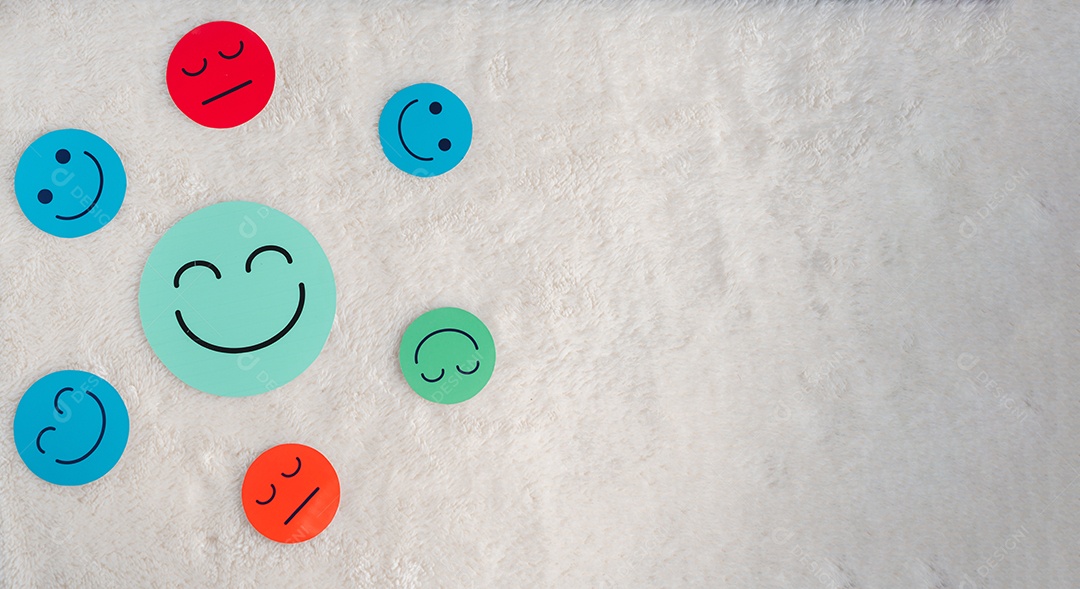 Grande corte de papel de rosto sorridente feliz que está entre várias emoções, boa avaliação de feedback e avaliação positiva do cliente