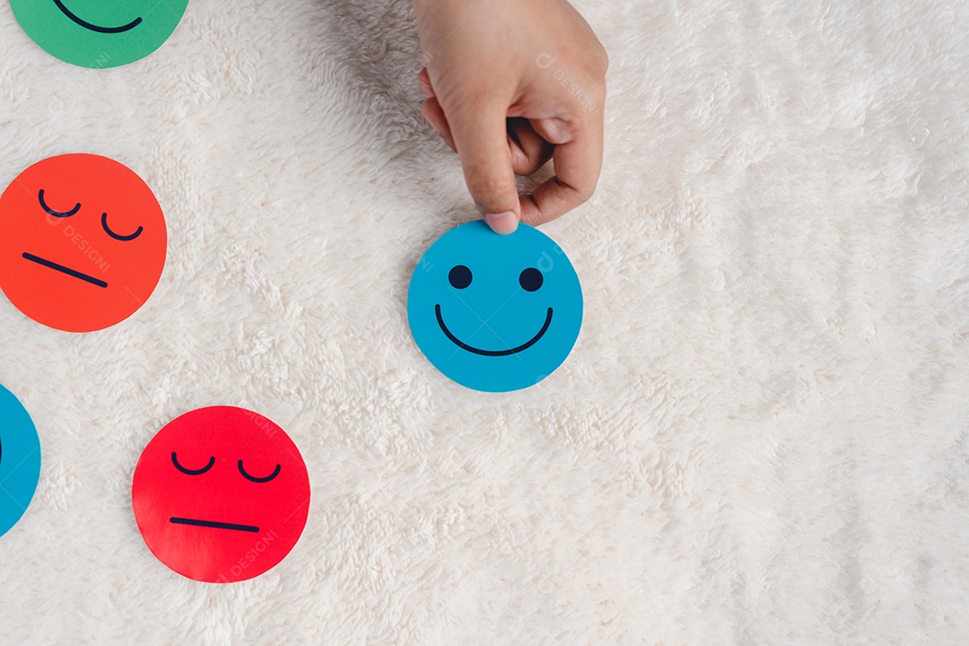 Corte de papel de rosto sorridente feliz selecionado à mão, que está entre várias emoções, boa classificação de feedback e avaliação positiva do cliente