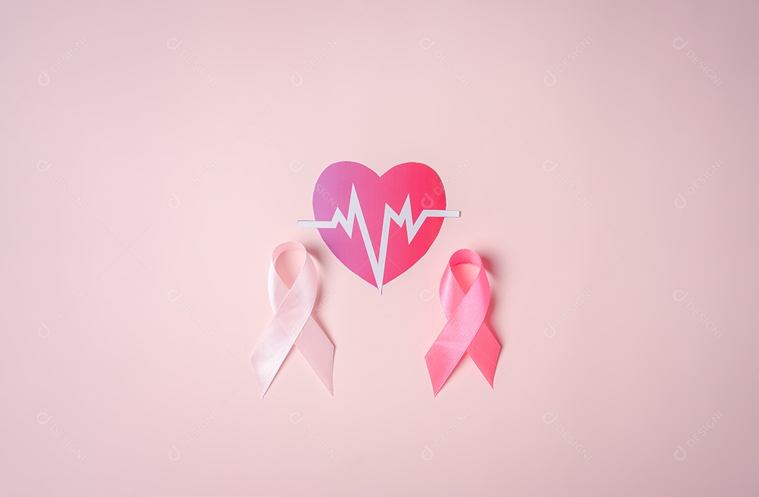 Fitas cor de rosa com papel de ícone de coração cortado em fundo rosa, conscientização do câncer de mama