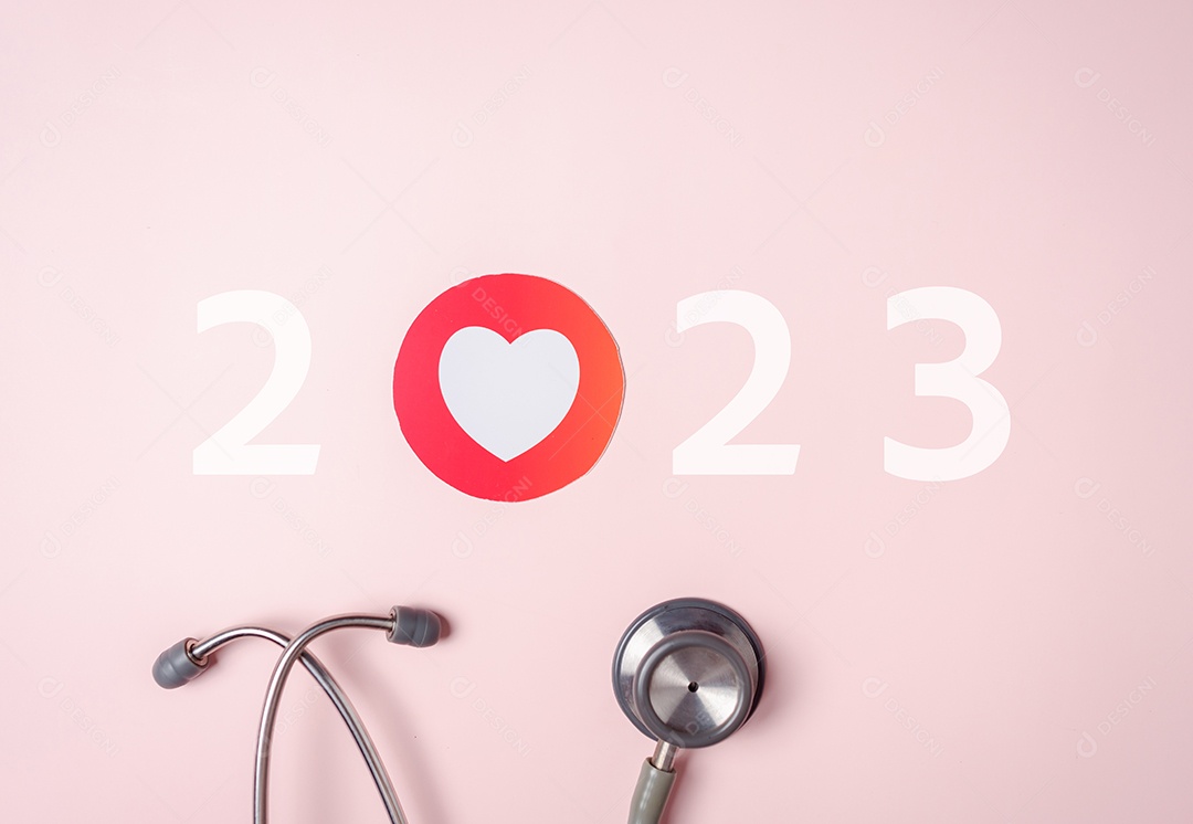 2023 Ícone de coração vermelho e estetoscópio, saúde do coração, conceito de seguro de saúde