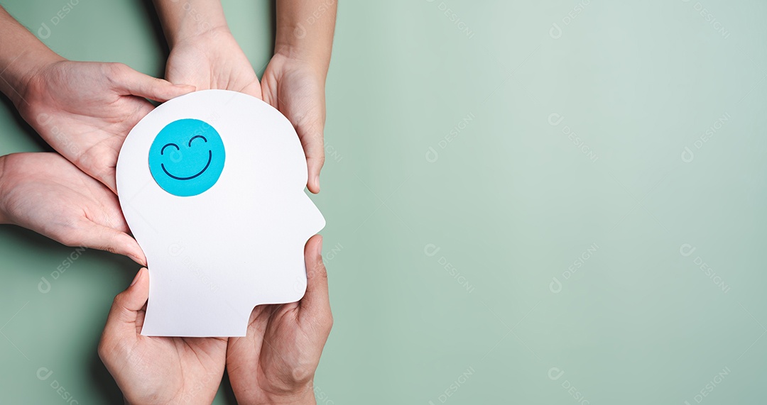 Mãos segurando um rosto sorridente em corte de papel cerebral, emoção sorridente feliz