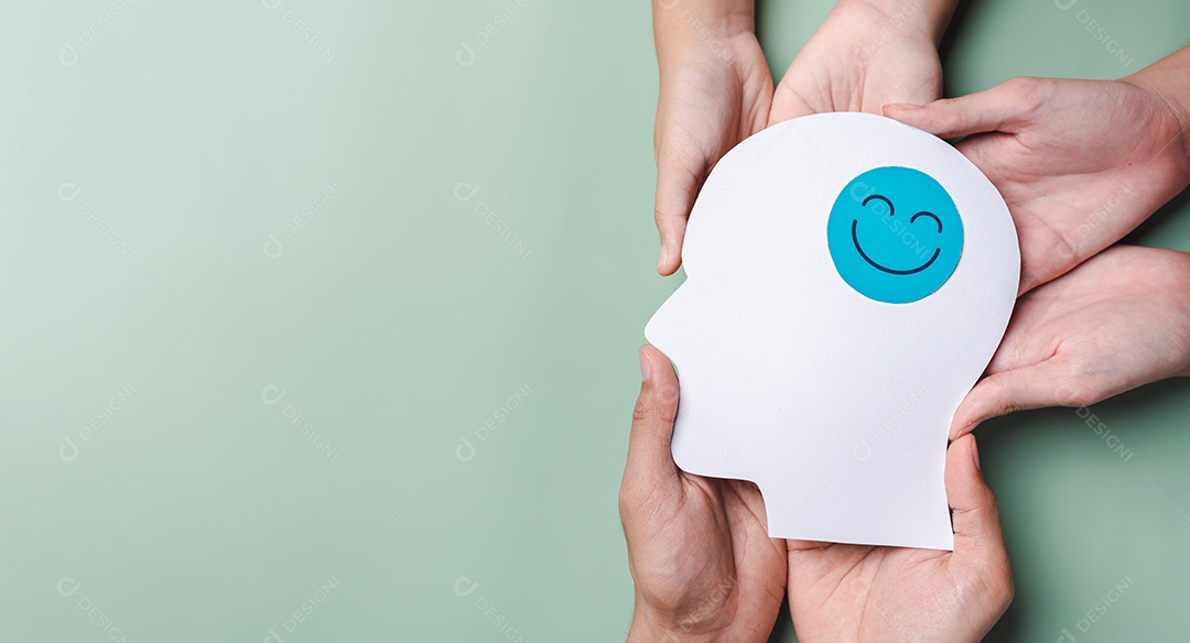Mãos segurando um rosto sorridente em corte de papel cerebral, emoção sorridente feliz