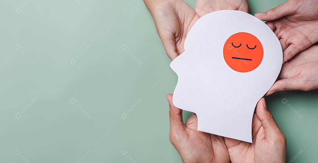 Mãos da família segurando rosto triste ou zangado em corte de papel cerebral