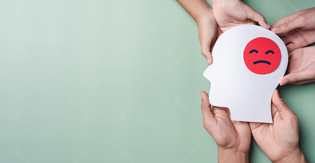 Mãos da família segurando rosto triste ou zangado em corte de papel