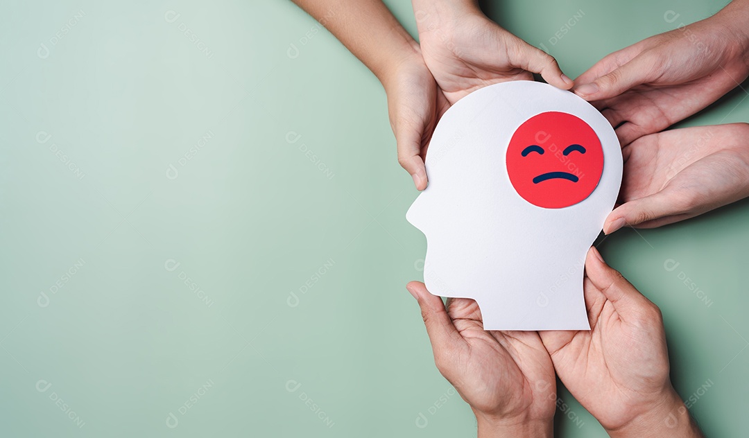 Mãos da família segurando rosto triste ou zangado em corte de papel