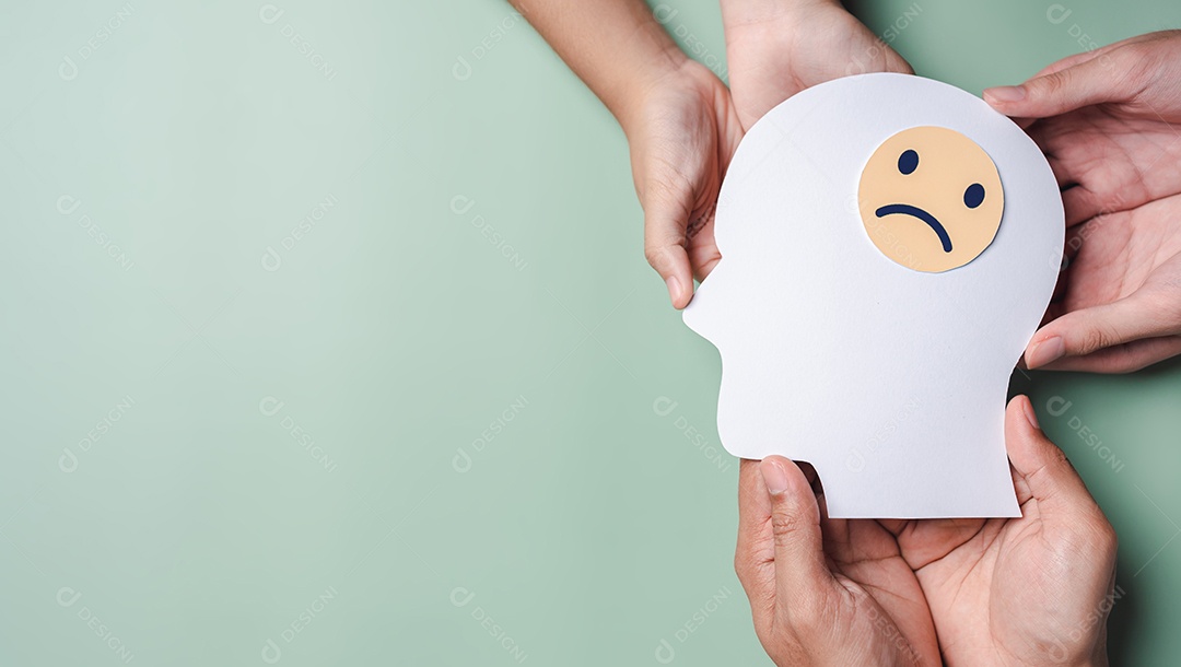 As mãos da família segurando o rosto triste no corte de papel cerebral