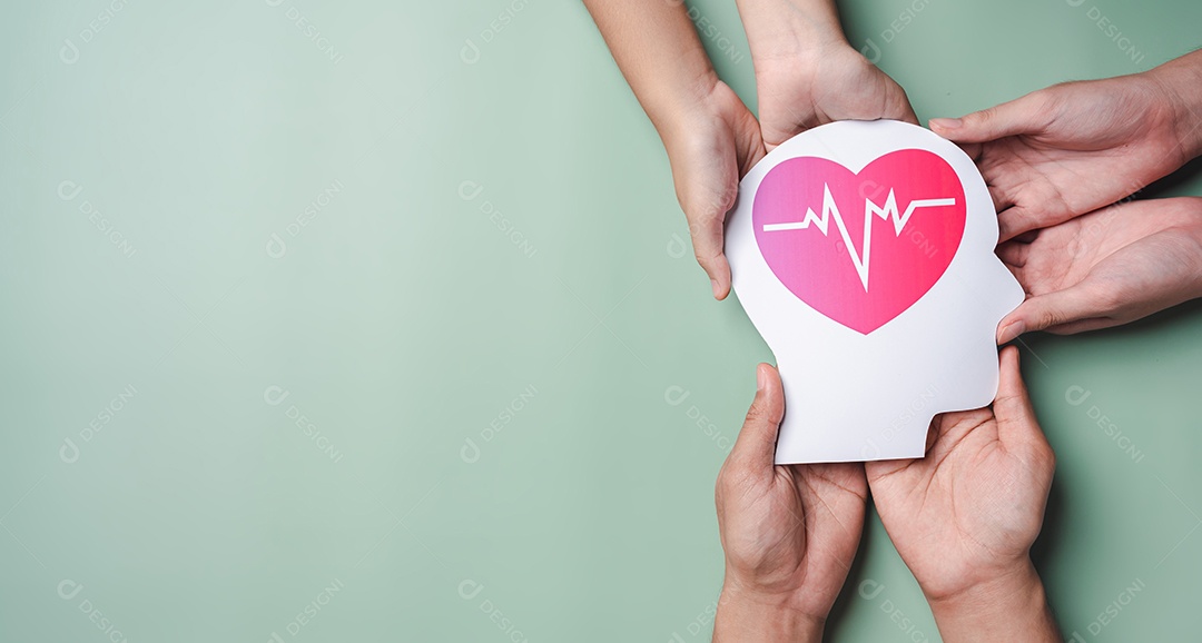 Mãos segurando cérebro de papel e pulso de coração vermelho