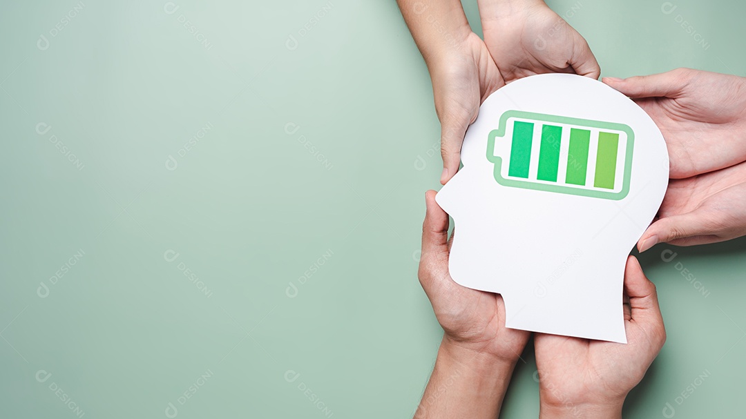 Mãos segurando o cérebro com corte de papel de ícone de bateria