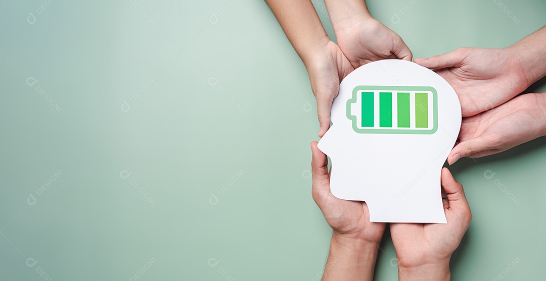 Mãos segurando o cérebro com corte de papel de ícone de bateria