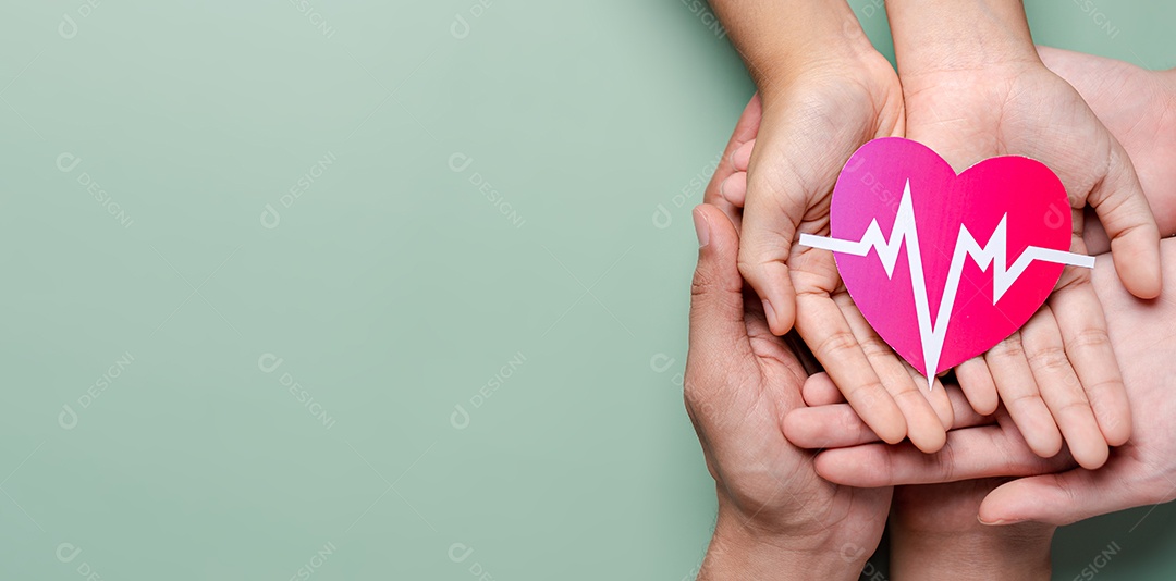 Mãos de adultos e crianças segurando doação de coração vermelho com cardiograma de pulso