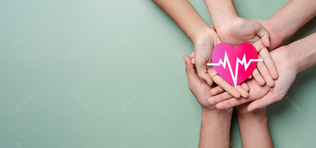 Mãos de adultos e crianças segurando doação de coração vermelho com cardiograma de pulso