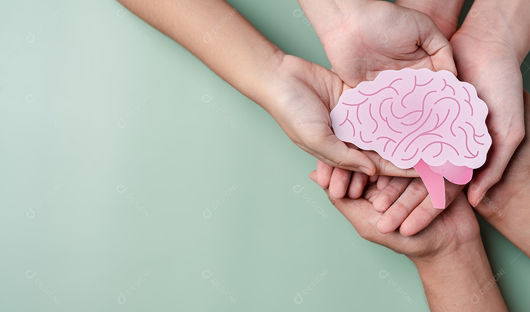 Mãos segurando um corte de papel em forma de cérebro humano